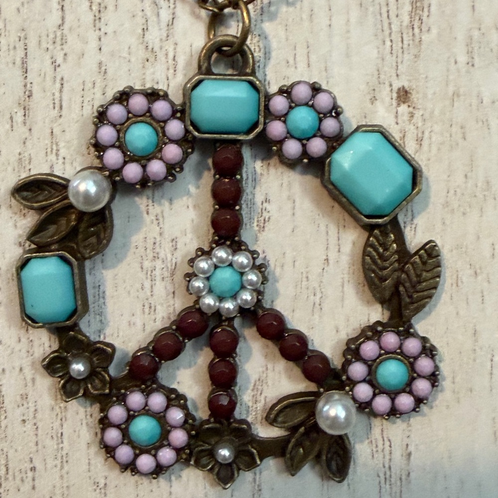 Vintage-Inspired Peace Sign Pendant Necklace. No clasp just goes on. Beautiful 😍